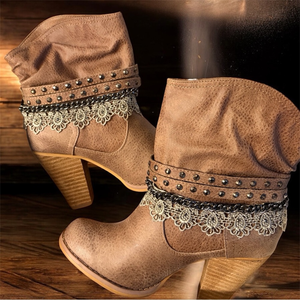 BUCKLE NOT RATED Lobsteria Lace/Chain Embellished Boots-Size 6 NEW IN BOX!